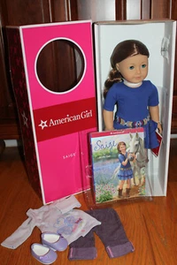 MUÑECA SAIGE sabia American Girl + libro + bonificación muñeca conjunto RETIRO ENVÍO RÁPIDO - Imagen 1 de 3