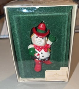 Vintage Hallmark ""Cowboy Snowman"" Ornamento Keepsake Natale 1982 QX480-6 - Foto 1 di 6