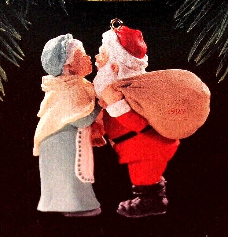HALLMARK KEEPSAKE ORNAMENT CHRISTMAS EVE KISS 1995 MR & MRS CLAUS