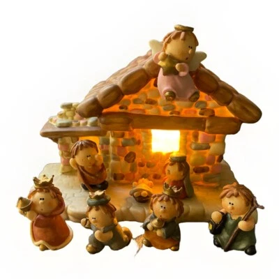 Belén iluminado de Navidad de cerámica y resina de 8 piezas Foto 1 de 4