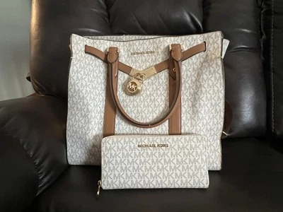 Michael Kors Ex Large Tote Bag With Matching Wallet - Image 1 of 4