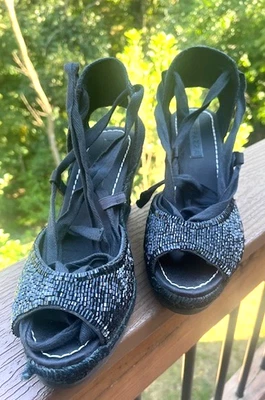 NUEVO EN CAJA APEPAZZA BAHAMA Sandalias de cuña con cuentas de satén negras con corbata al tobillo/alpargata 8 M Foto 1 de 4