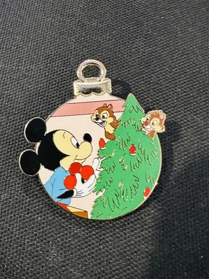 Prendedor misterioso árbol de Navidad de Plutón de Disney 2025 - Mickey con chip y valle - LR Foto 1 de 2