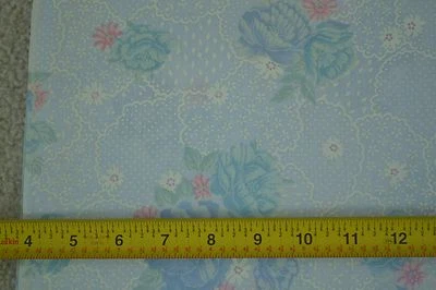Por 1/2 yarda, 45" de ancho, pastel floral sobre polialgodón azul claro, C2362 Foto 1 de 4