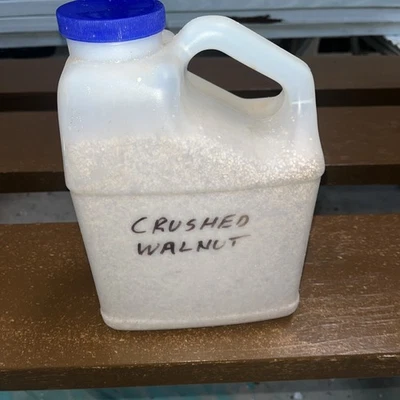 Jarro de 1 galão de nogueira esmagada para polimento! - Imagem 1 de 2