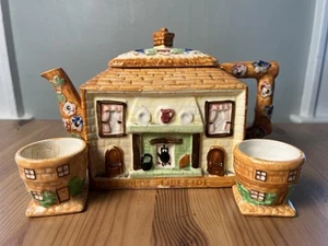 Occupied Japan Cozy Cottage Tea Pot + 2 Cups Ye Olde Fireplace Vintage - Picture 1 of 24