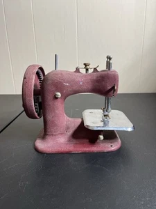 1940's STITCH MISTRESS Vintage Genero Toy SEWING MACHINE- AS IS. Not Working - Picture 1 of 6
