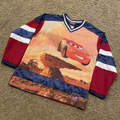 Disney Store Pixar Cars Hockey Jersey Lightning McQueen #95 Boys Sz Med Foto 1 de 4