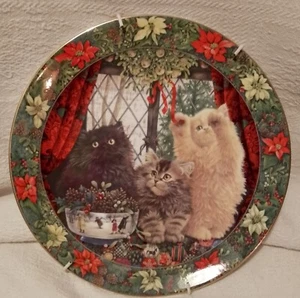 Cat plate, cute kittens in Christmas setting, Royal Doulton, hanger included. - Picture 1 of 3