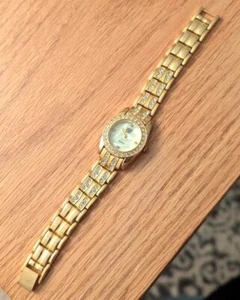 Elizabeth Taylor (ET) WATCH Gold Tone round Crystal Accent Band NEW BATTERY - Imagen 1 de 3