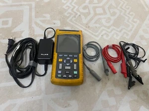 FLUKE 123 Industrial Scopemeter 20 MHz - Picture 1 of 8