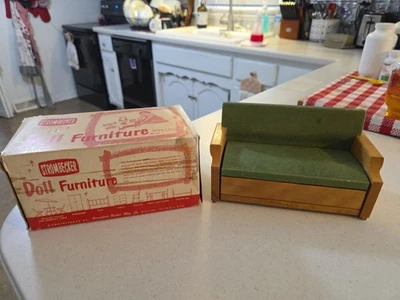"Sofá cama verde madera muebles para muñeca Strombecker #154 vintage con caja para muñeca de 8""" Foto 1 de 4