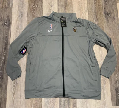 Chaqueta de viaje gris emitida por el equipo Nike Cleveland Cavaliers talla grande para hombre Foto 1 de 4