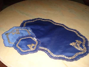 3 neue Weihnachtsdeckchen Schweizer Stickerei blau/gold oval 30/48 rund 15/20 cm - Bild 1 von 6