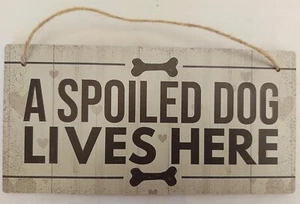 "A SPOILED DOG LIVES HERE" Sign - Bild 1 von 1