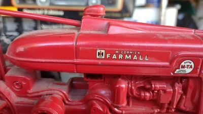 ERTL TRACTOR AND tin sign  FARMALL 350 METAL USA MADE Red - Image 1 of 4