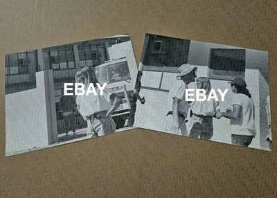 2 fotos originais Candid On Set Olivia Newton-John 1988 HBO Special 8"x10" - Imagem 1 de 4