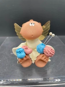 Russ Berrie 2001 Ángel Mejillas Sentado Tejer Resina Figura Rosa Azul Hilo - Imagen 1 de 7