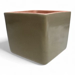 Maceta cuadrada de oliva satinada Adam Ceramics cerámica arquitectónica John Follis - Imagen 1 de 6