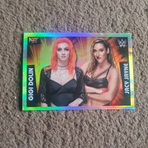 💥WWE Panini 2022 Sticker Collection Gigi Dolin e Jacy Jayne Foil #259 - Foto 1 di 2