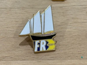 PINS PIN MEDIA TV TELEVISION FRANCE 3 BRETAGNE BATEAUX BOAT VERSION ENAMEL DORE - Picture 1 of 1