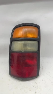 Conjunto de luz trasera izquierda Chevy Tahoe 2004 Foto 1 de 4