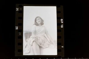 tolles altes Negativ - junge Frau im Rock Upskirt - 60-70er Jahre  - Picture 1 of 2