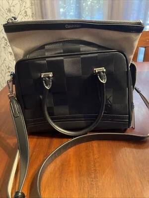 Bolso organizativo de malaquita Calvin Klein en bolso negro a cuadros Foto 1 de 4