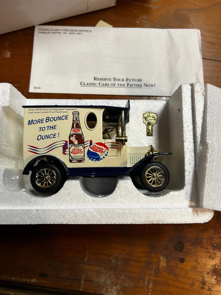 Camión de reparto Pepsi More BounceTo The Ounce fundido a presión/banco  Foto 1 de 1