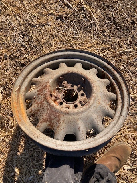 16 inch 5 lug Chevrolet artillery wheel fleetline deluxe master - Image 1 of 1