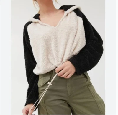 ⭐️UO Tilly Acogedora Sudadera con Capucha de Piel Sintética Hipster Hippie Artística Peluda Elegante a la Cadera Foto 1 de 4