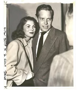 Foto de prensa del cantante Dick Haymes y su esposa actriz Joanne Dru 1946 - Imagen 1 de 2