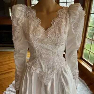 * Vtg White Beaded Lace Long Sleeve Traditional Wedding Dress Bridal Gown Size 6 - Picture 1 of 16