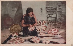Cartolina antica Hopi Moki Basket Weaver copyright 1902 Detroit Photographic Co - Foto 1 di 2