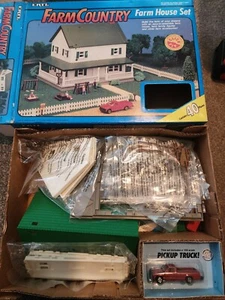 Neu im Karton Ertl Toys Bauernhof Landhaus Set Bausatz komplett mit Pickup Truck 1991 - Bild 1 von 3