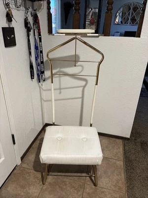 Soporte de traje vintage de latón para caballero con asiento bandeja para monedas de mediados de siglo Foto 1 de 4