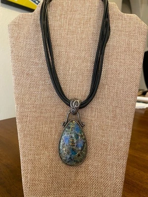 Collar colgante de piedra sintética Chico's cordón de cuero negro esmalte azul dorado verde Foto 1 de 4