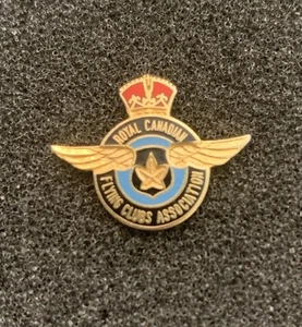 Royal Canadian Flying Clubs Association RCFCA Gold Tone Crest Lapel Pin -SP11 - Picture 1 of 3