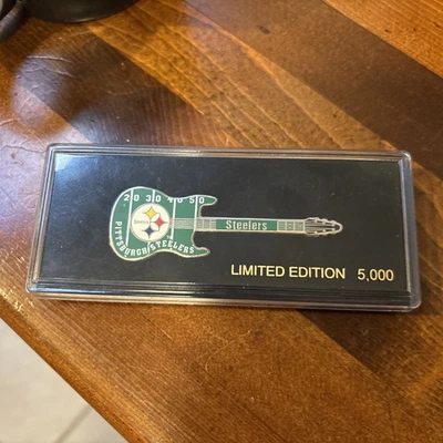 Pin de guitarra raro edición limitada 5000 Pittsburgh Steelers nuevo de stock Foto 1 de 4