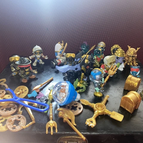 Moose TREASURE X  Figures + Accessories + Weapons 17 Figures Cover