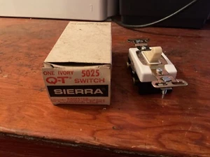 Interruttore Vintage Sierra-Lite Q-T Illuminato 20A 120V Sngl P 5025 Avorio (S-1251) - Foto 1 di 1