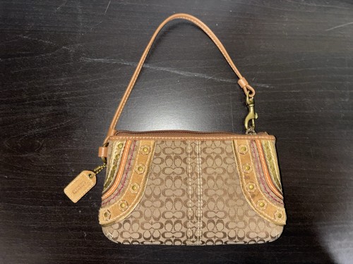 Borsa da polso Coach Signature in tela marrone jacquard con borchie e occhielli