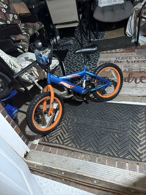 Bicicleta Hot Wheel de 16 pulgadas en excelente estado Foto 1 de 2