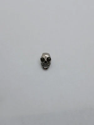 Pulsera diapositiva de plata de ley con dije de calavera Foto 1 de 4
