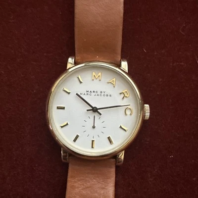 Reloj de Cuarzo Marc Jacobs MBM1316 Unisex Pequeño Segundo Tono Dorado - Batería Nueva Foto 1 de 4