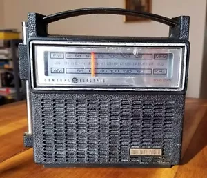Vintage General Electric 2-Way Solid StateTransistor AM/FM Radio Model 7-2810H - Picture 1 of 5