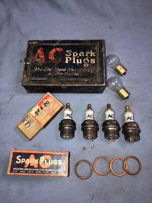 Bujías antiguas modelo A Ford AC vintage bombillas y reparación de fusibles con lata Foto 1 de 4