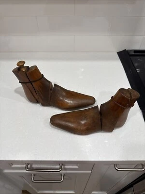 Antigua camilla victoriana con forma de bota zapatero de madera primitiva Foto 1 de 4