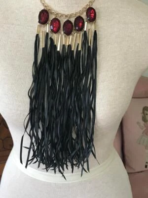 超凡长项链 ~ 大号透明红色宝石 ~ 长黑色链 — 第 1/4 张图片