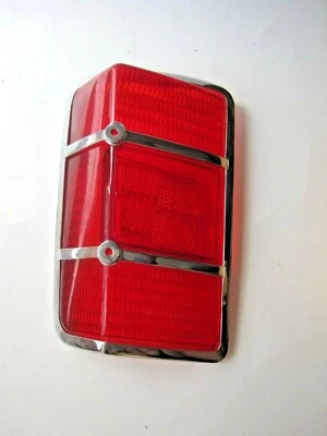 OPEL KADETT WAGON 1966-69 LUZ TRASERA IZQUIERDA LENTE Y BISEL DE RETENCIÓN CROMADO LLANTA Foto 1 de 3